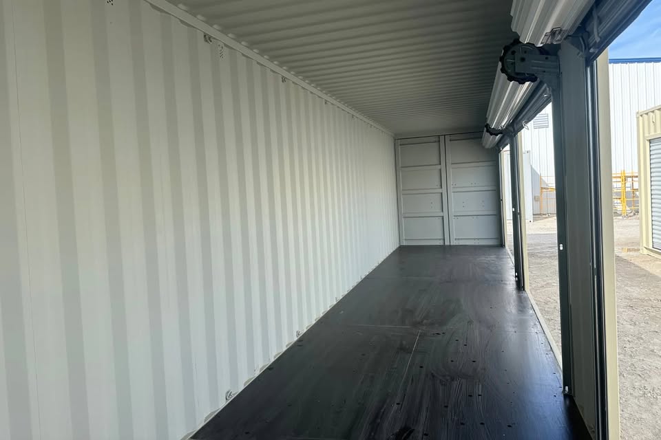 40ft shipping container with roll up door. 40ft shipping container with roll up door.