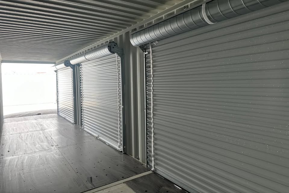 40ft shipping container with roll up door. 40ft shipping container with roll up door.