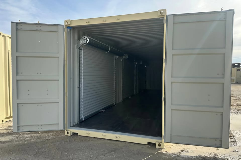 40ft shipping container with roll up door. 40ft shipping container with roll up door.
