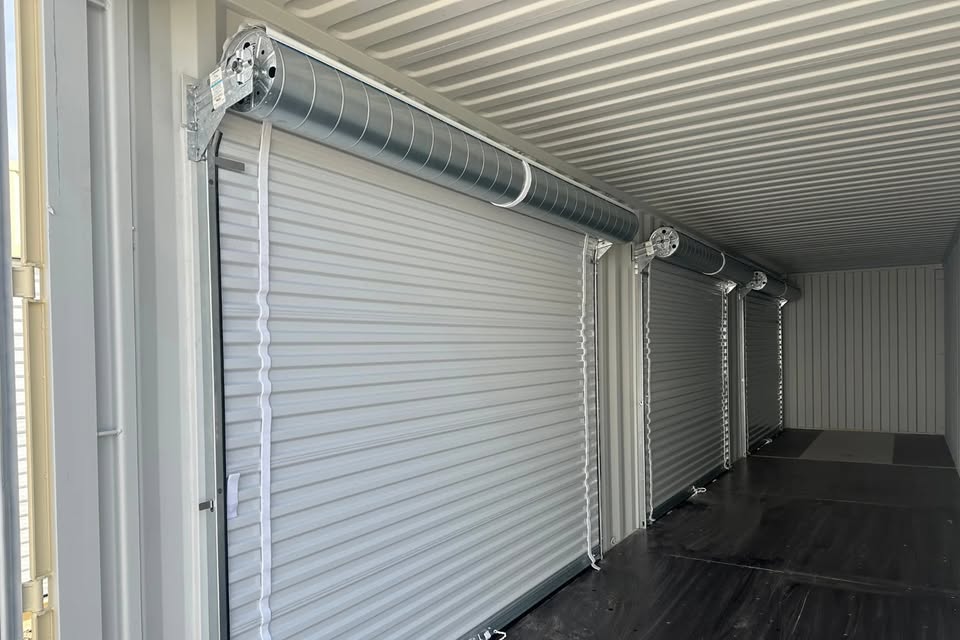40ft shipping container with roll up door. 40ft shipping container with roll up door.